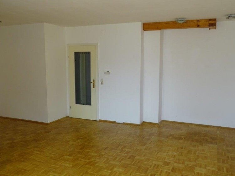 Objektbild: Großzügige Maisonette-Wohnung (3 Schlafzimmer) mit Einbauküche am Stadtrand