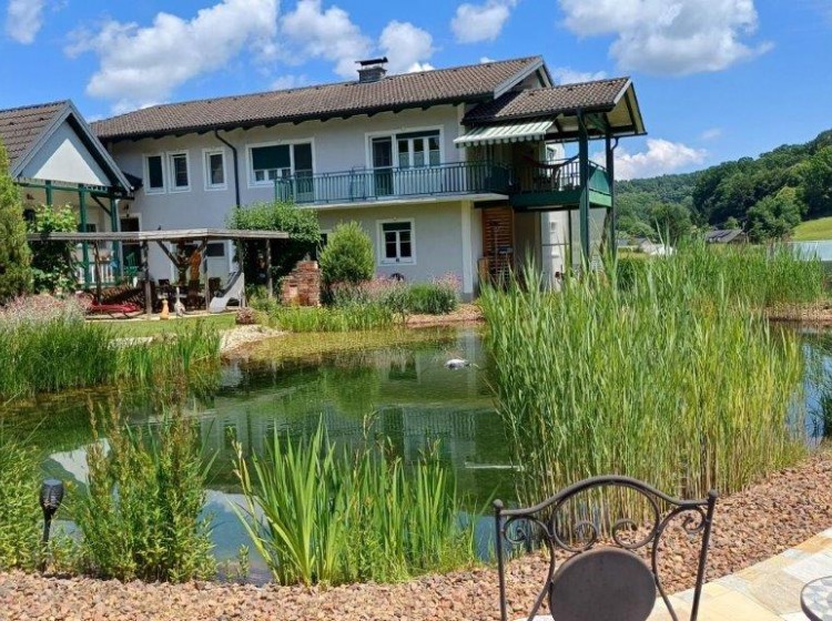 Objektfoto: JUWEL am Lande - Sehr gepflegtes Mehrfamilienhaus mit traumhaftem Naturschwimmteich + 4.196 m² Grundstück